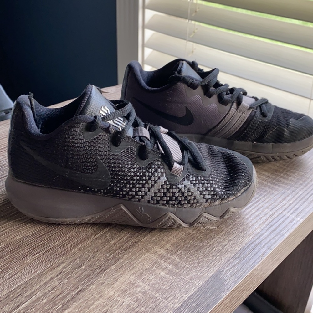 Nike Kyrie Flytrap boys low top sneakers